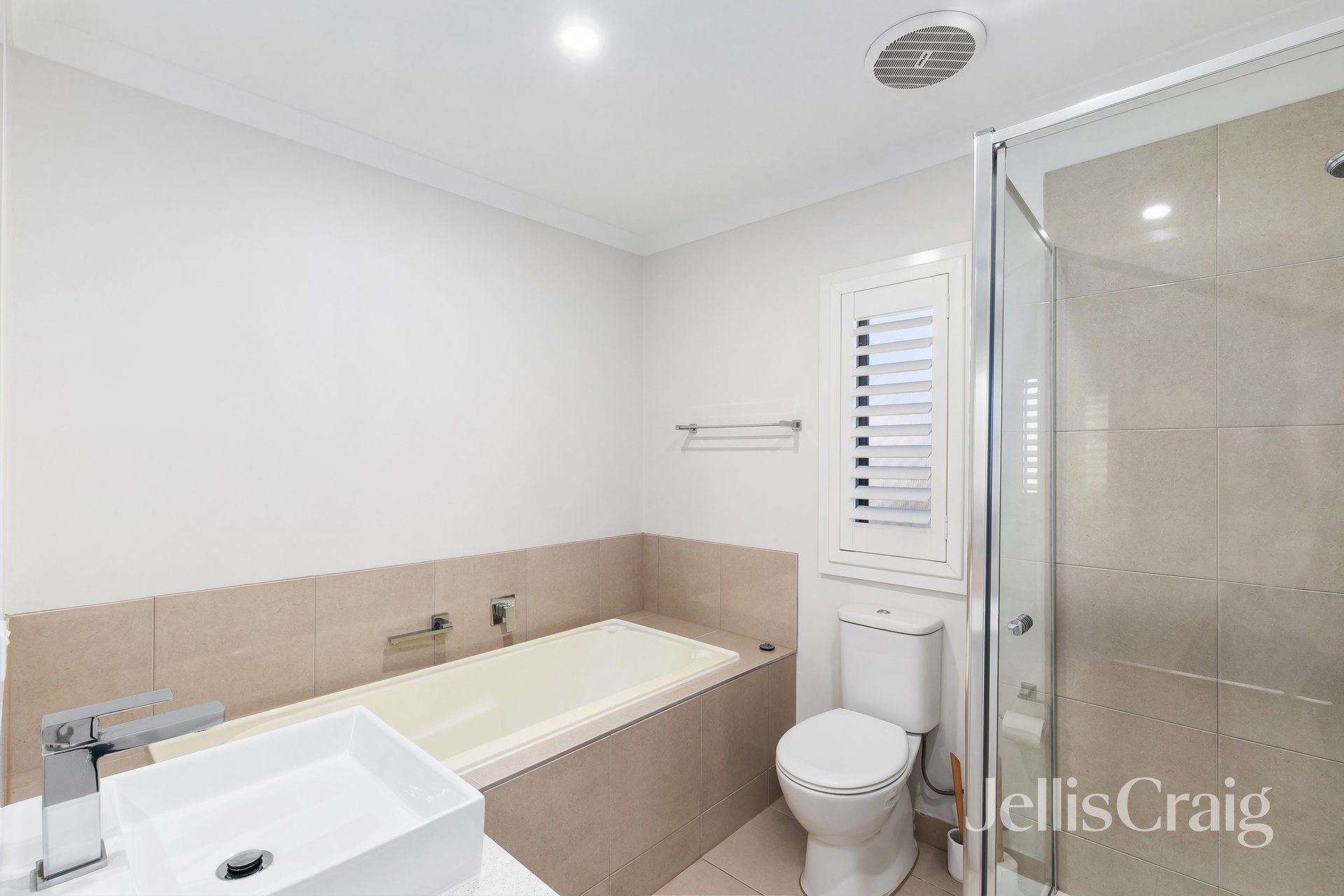 2/2 Aruma Court, Bundoora image 8