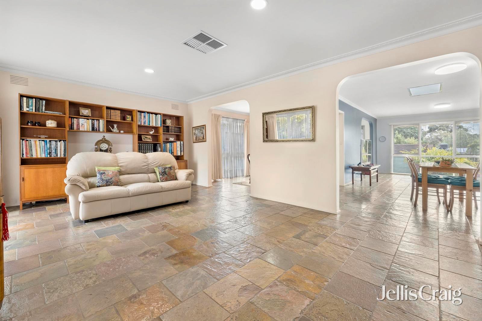 22 Ashburton Drive, Mitcham image 3