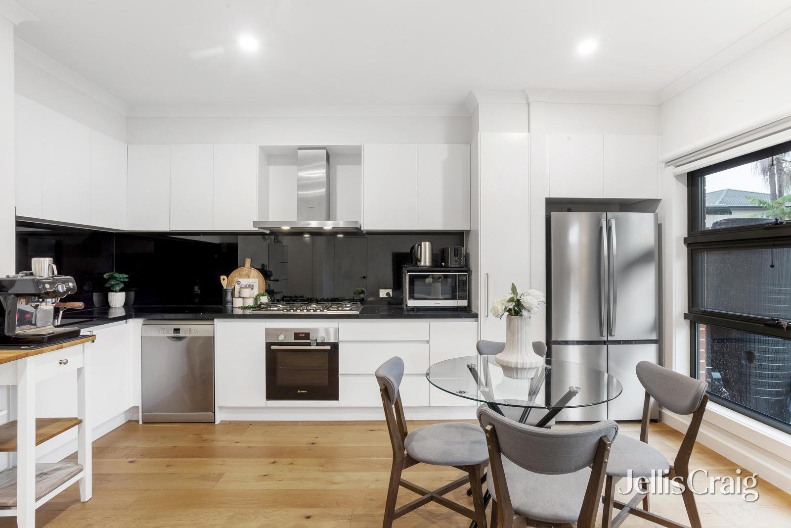2/2 Ashdale Court, Springvale image 3