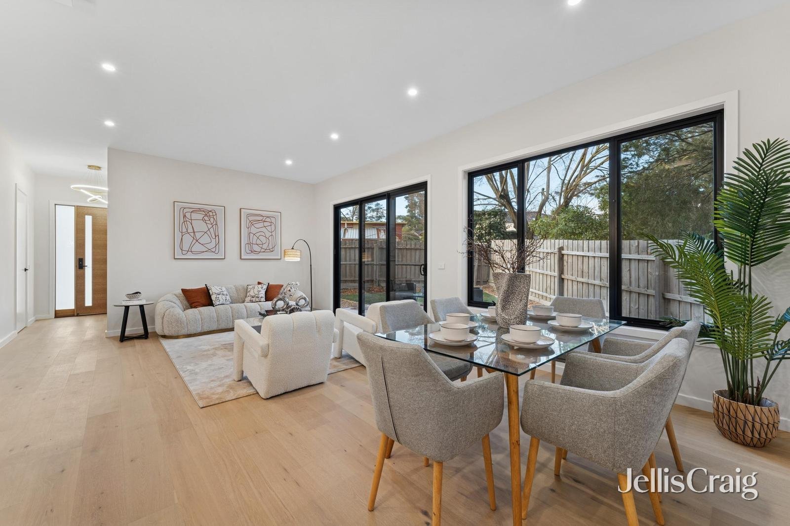 2/2 Bambra Court, Doncaster East image 4