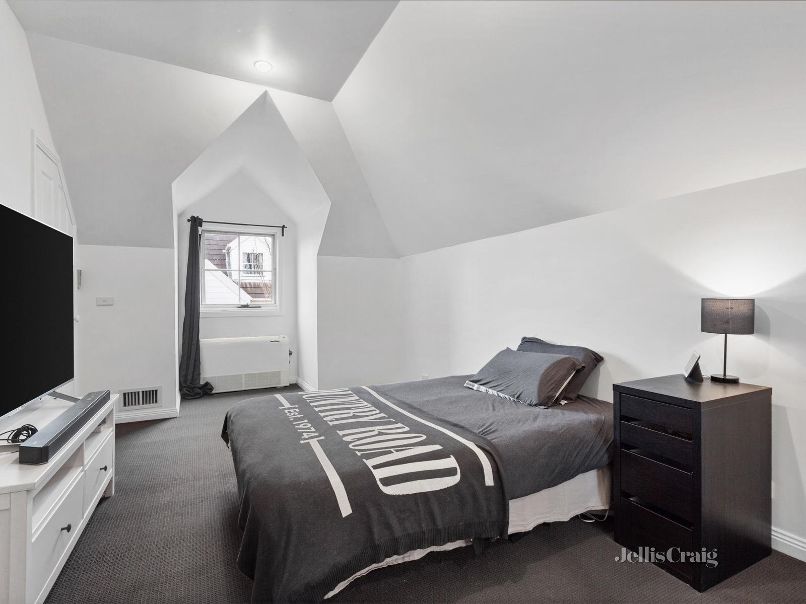 2/2 Daws Road, Doncaster East image 4