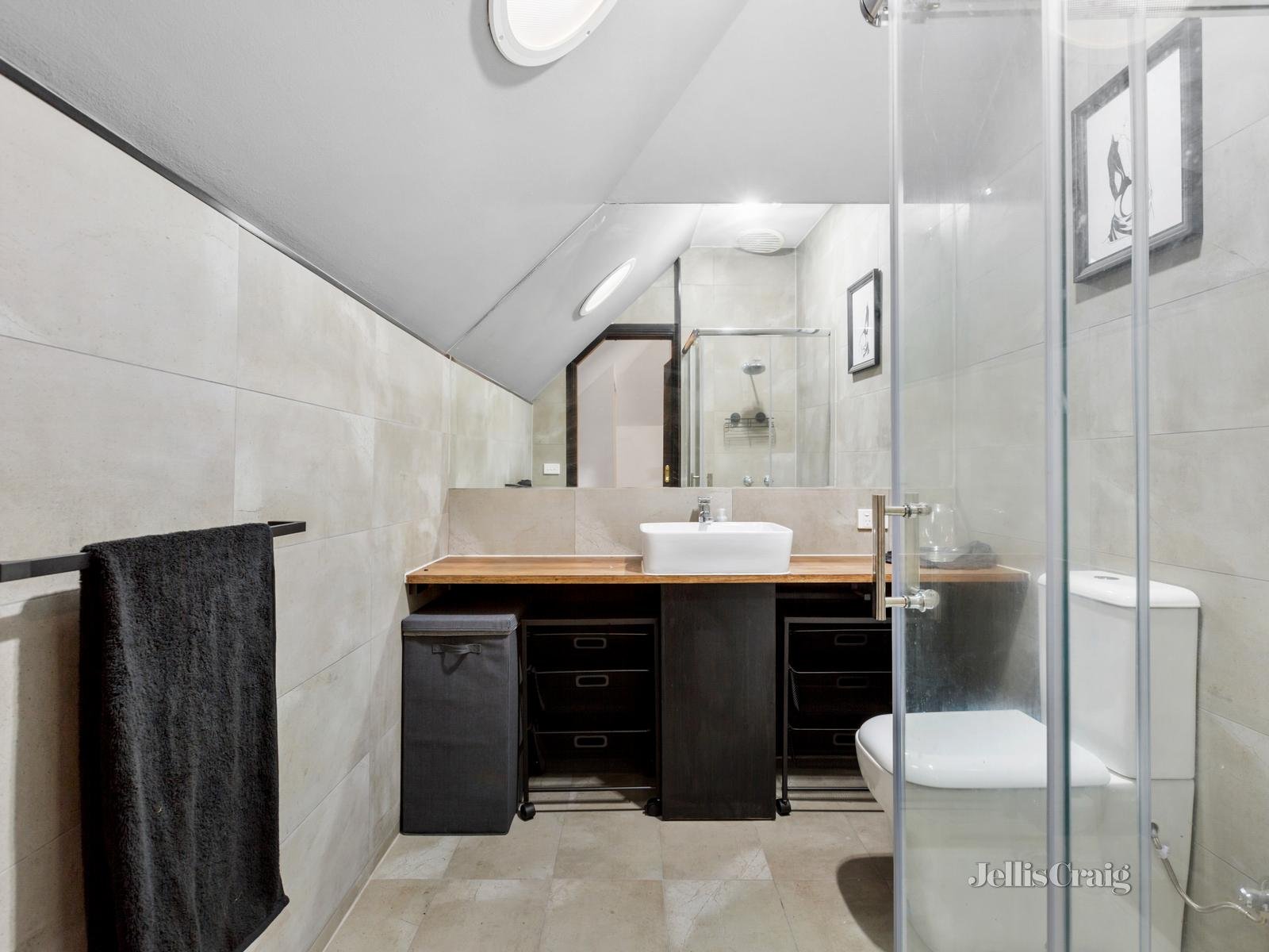 2/2 Daws Road, Doncaster East image 5