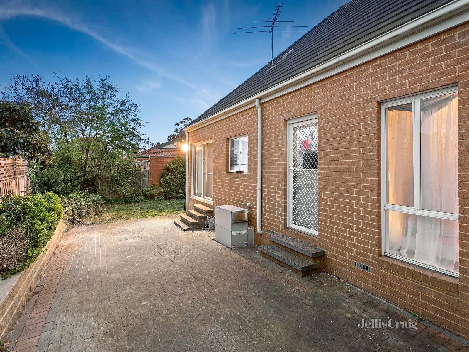 2/2 Daws Road, Doncaster East image 7