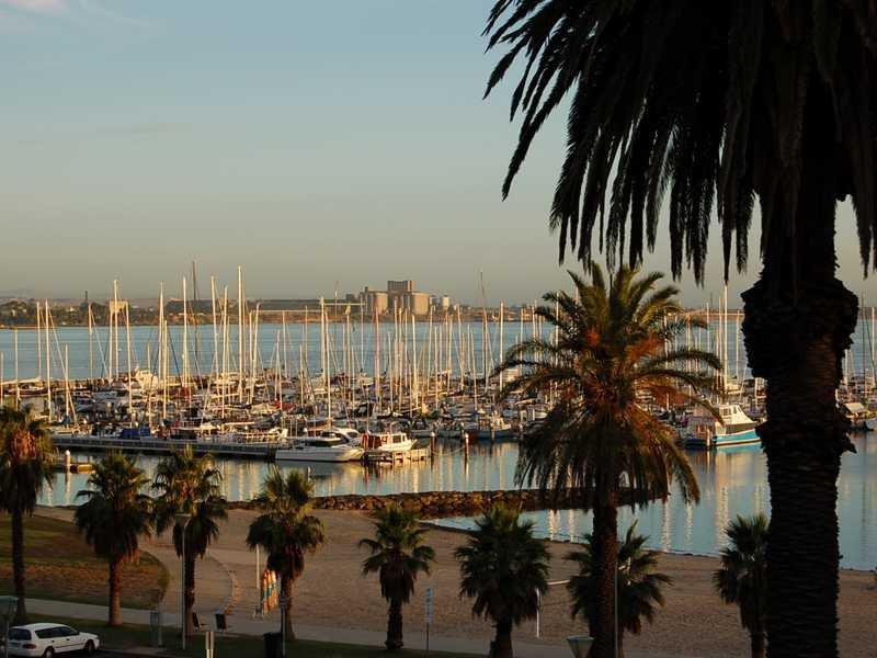 22 Eastern Beach Road, Geelong image 3