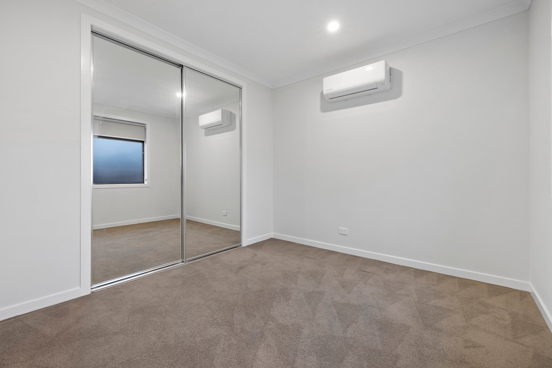 2/2 Elmhurst Road, Blackburn image 8