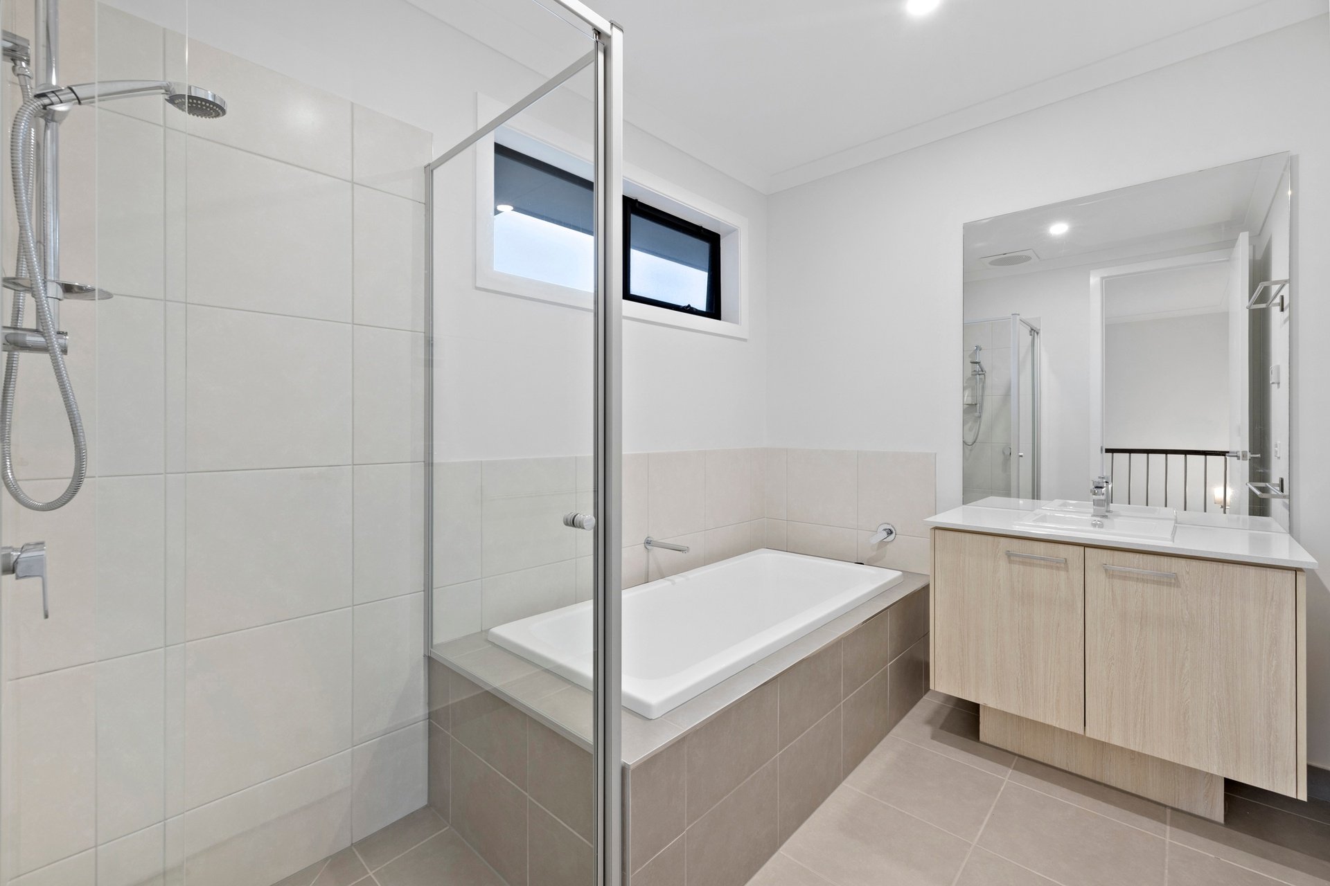 2/2 Elmhurst Road, Blackburn image 9