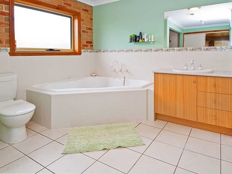 22 Freesia Court, Whittington image 7