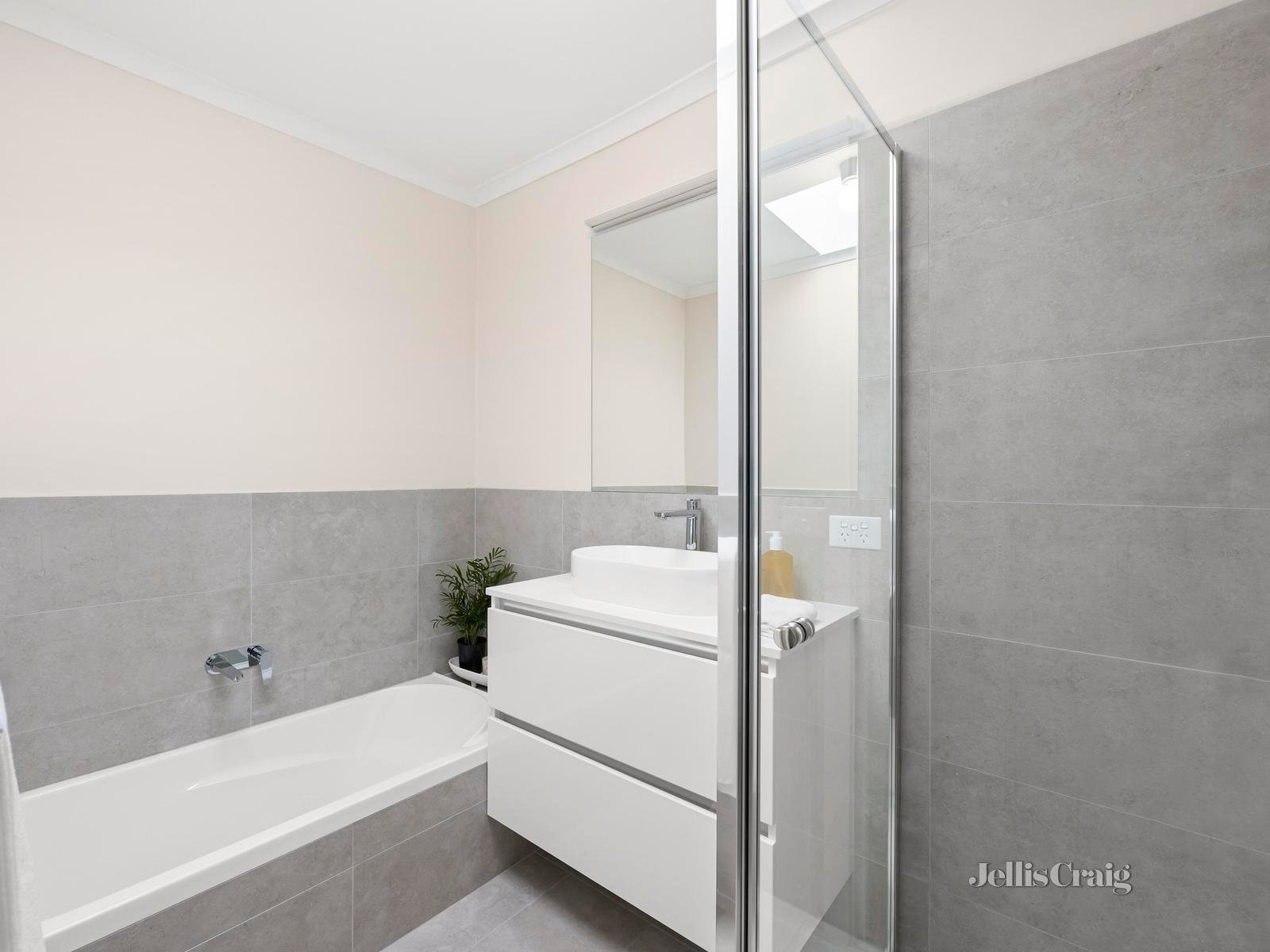 2/2 Gordons Road, Templestowe Lower image 6