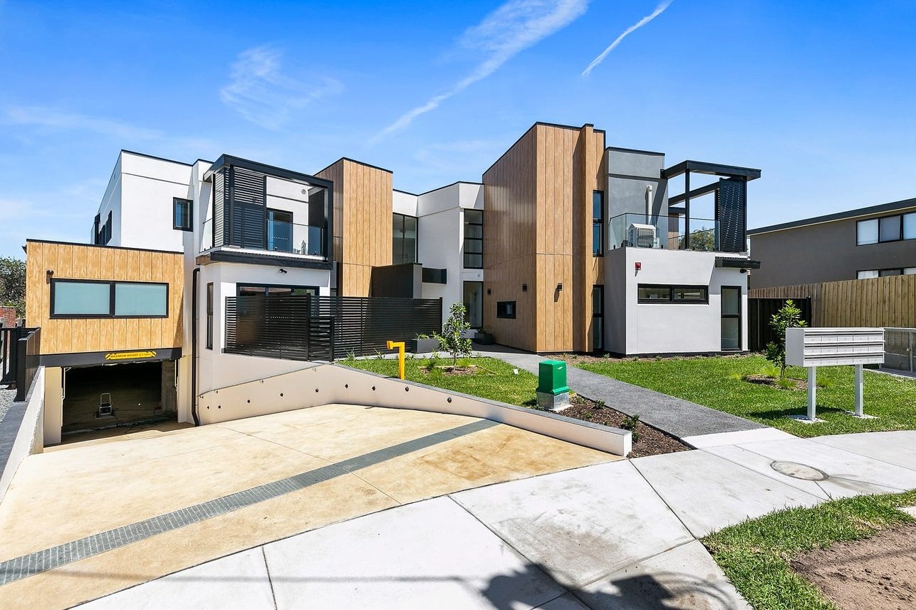 2/2 Howard Court, Clayton image 1