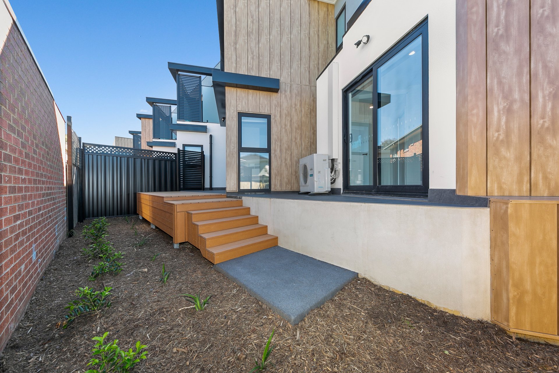 2/2 Howard Court, Clayton image 4