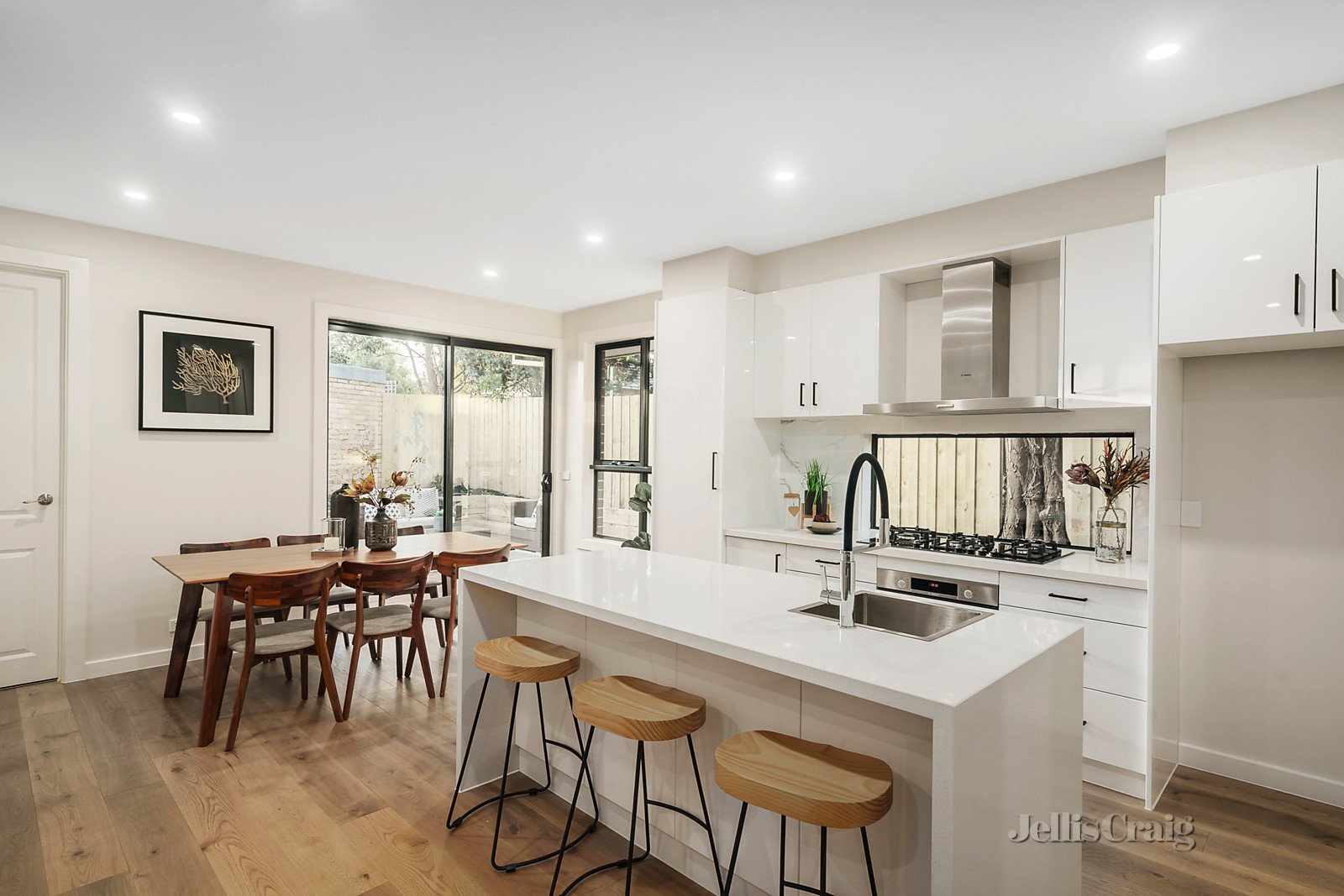 2/2 Howell Drive, Mount Waverley image 1