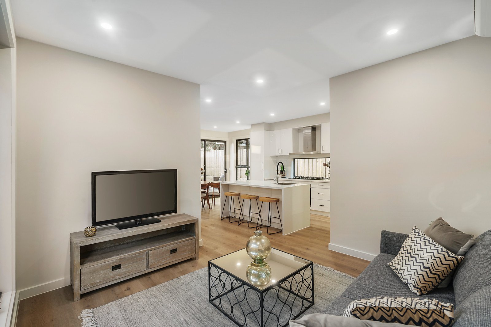 2/2 Howell Drive, Mount Waverley image 3