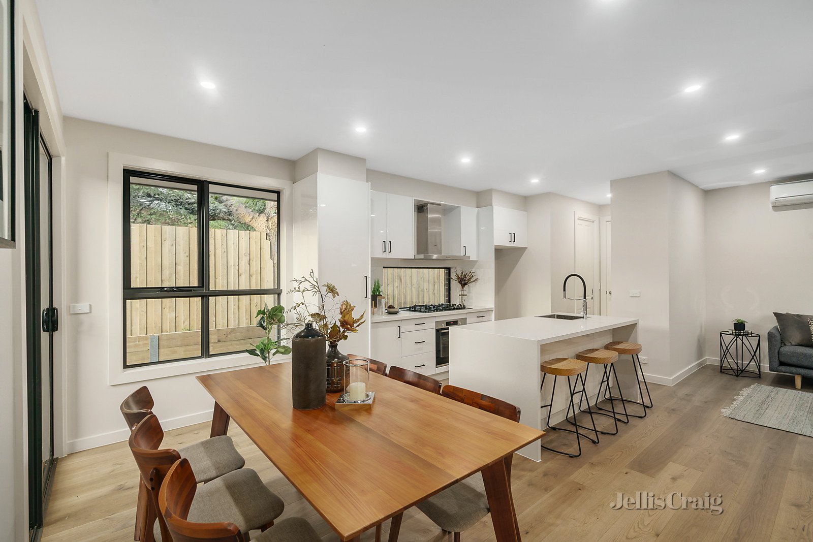 2/2 Howell Drive, Mount Waverley image 5