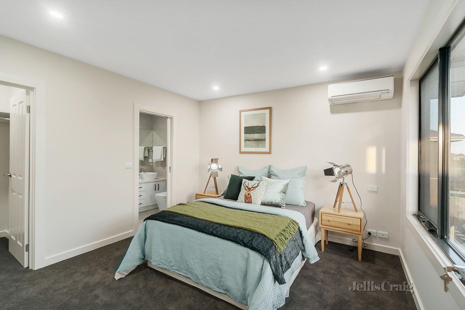 2/2 Howell Drive, Mount Waverley image 6