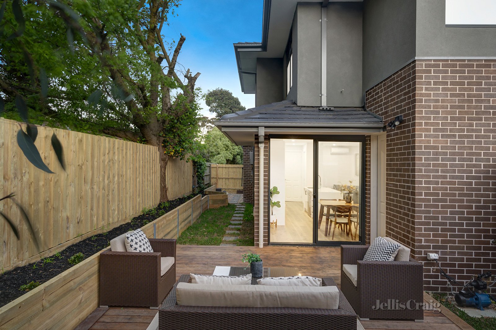 2/2 Howell Drive, Mount Waverley image 10