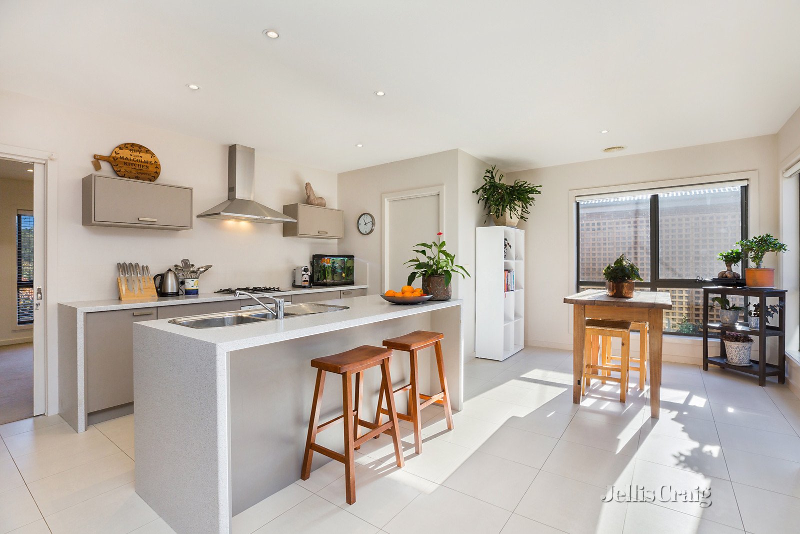 2/2 Jeffrey Street, Kyneton image 1