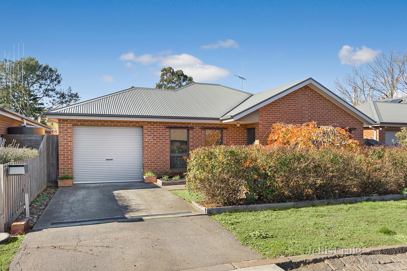 2/2 Jeffrey Street, Kyneton image 2