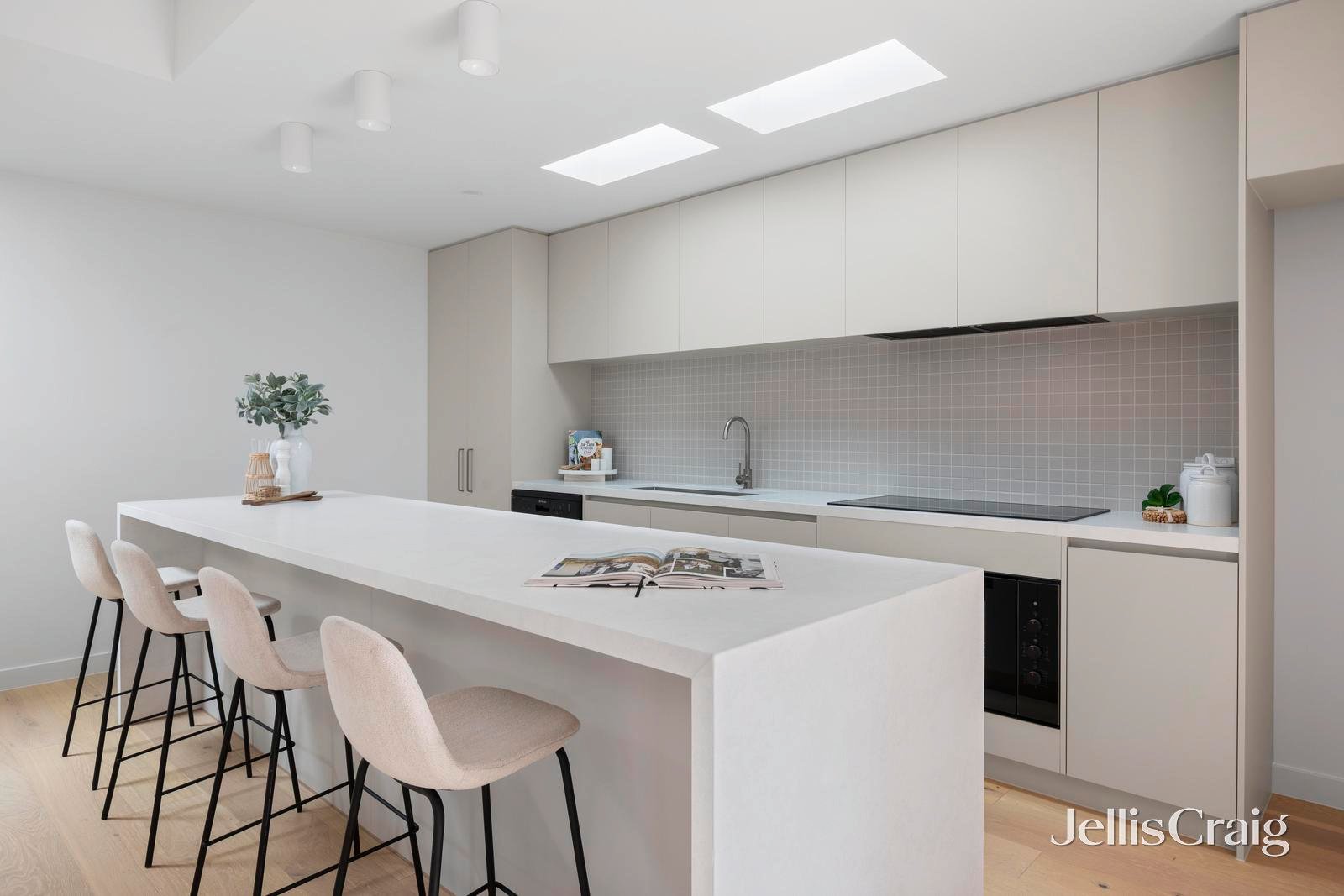 2/2 Kershaw Street, Bentleigh East image 3