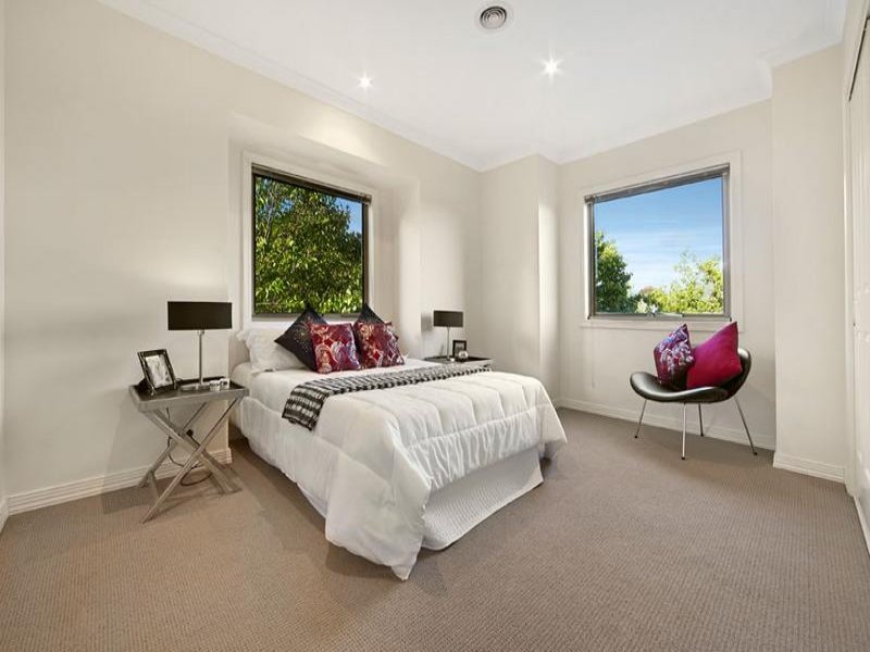 22 Kingswood Rise, Box Hill South image 8