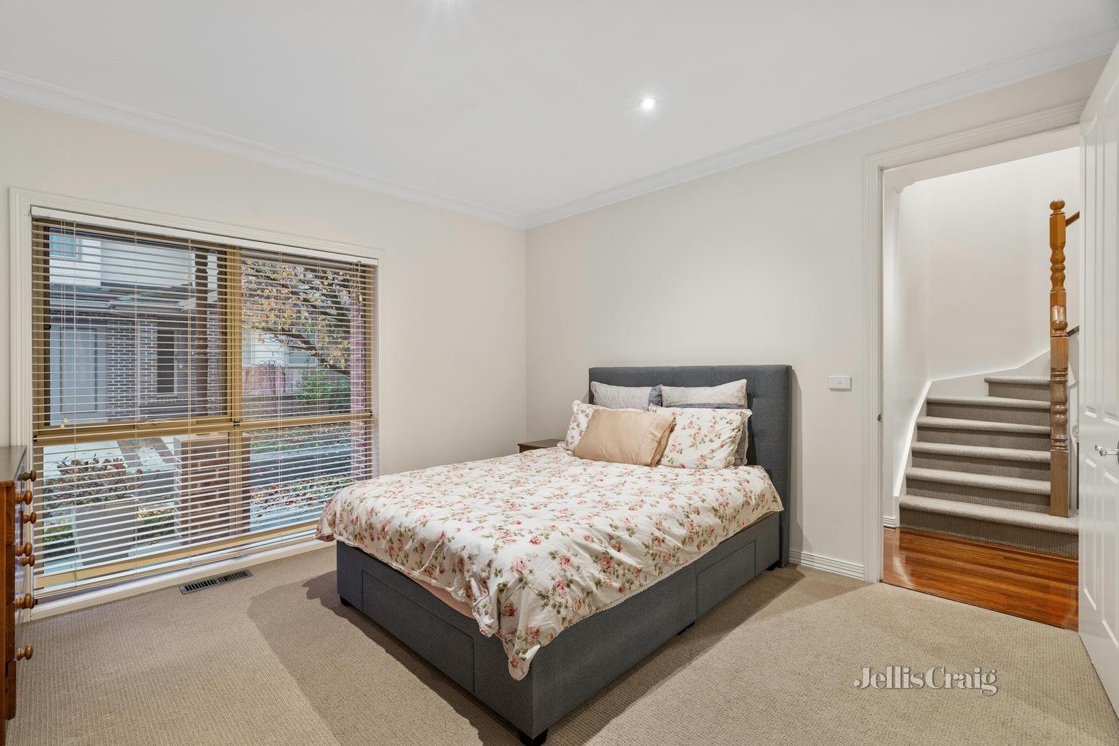 22 Kingswood Rise, Box Hill South image 9