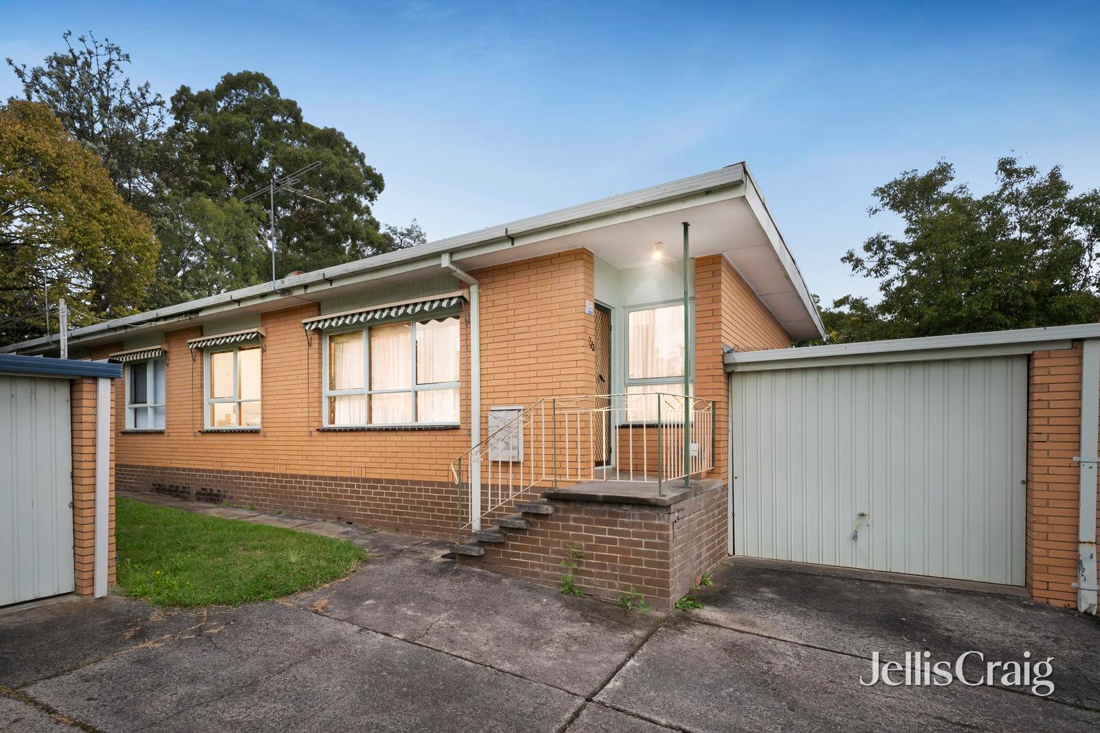 2/2 Munro Street, Ringwood image 1