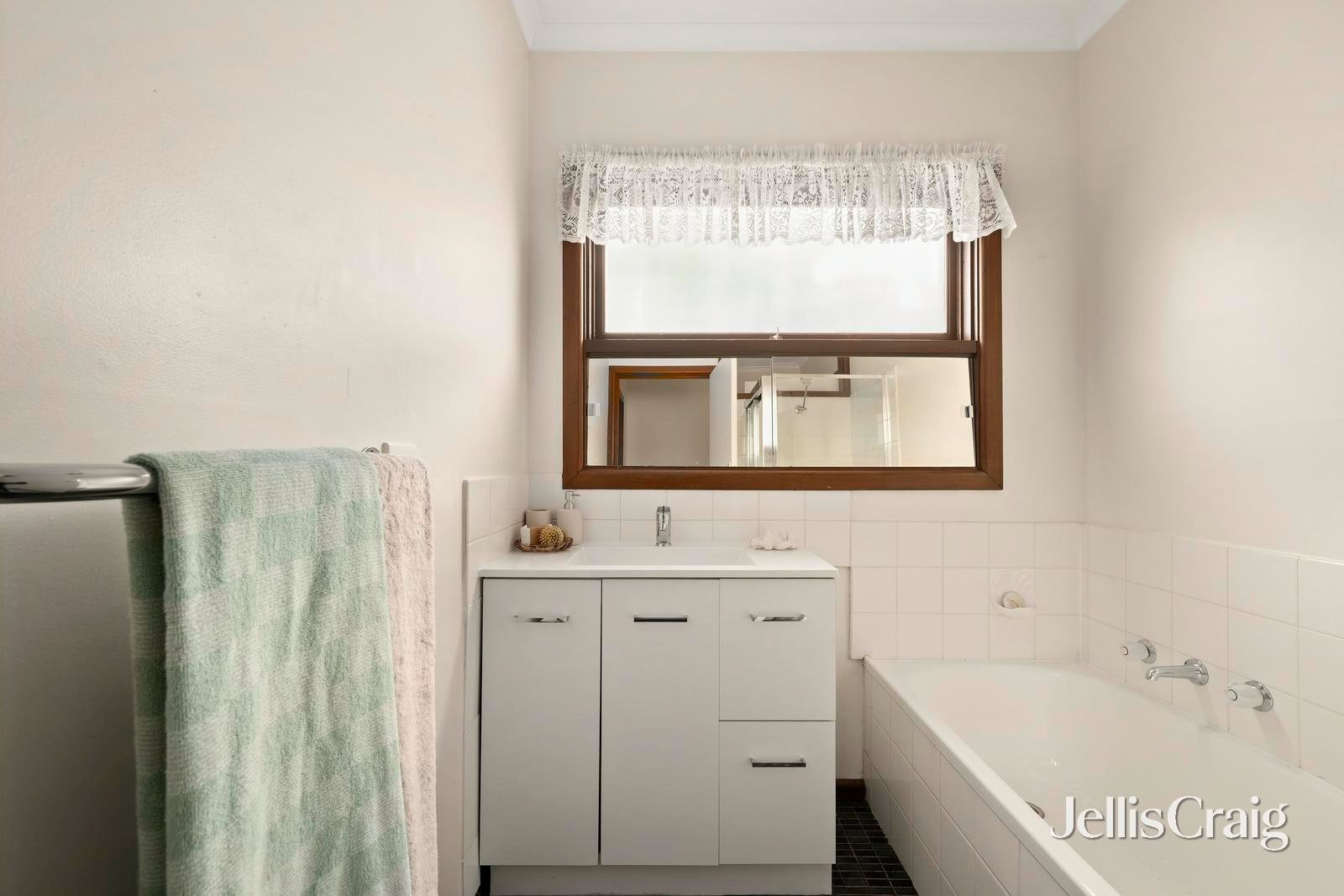 2/2 Munro Street, Ringwood image 9