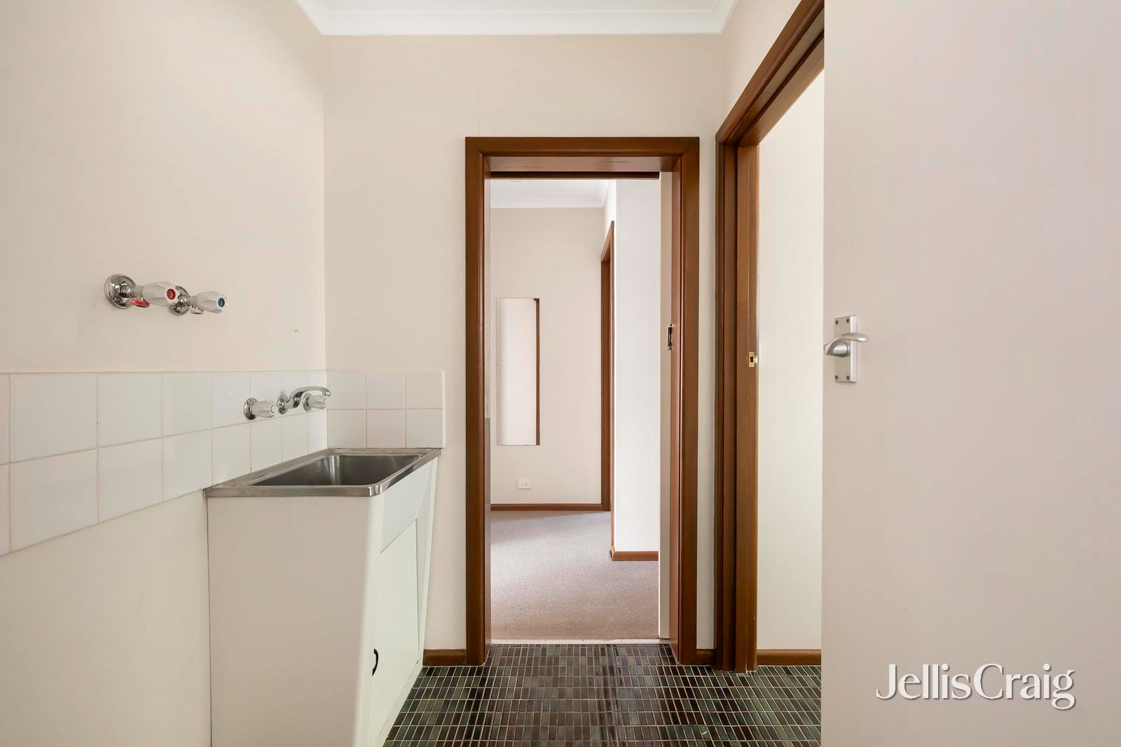 2/2 Munro Street, Ringwood image 10