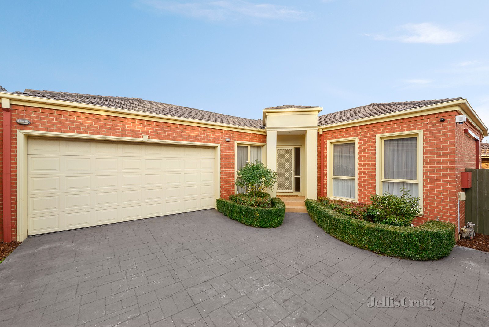 2/2 Pine Way, Doncaster East image 1