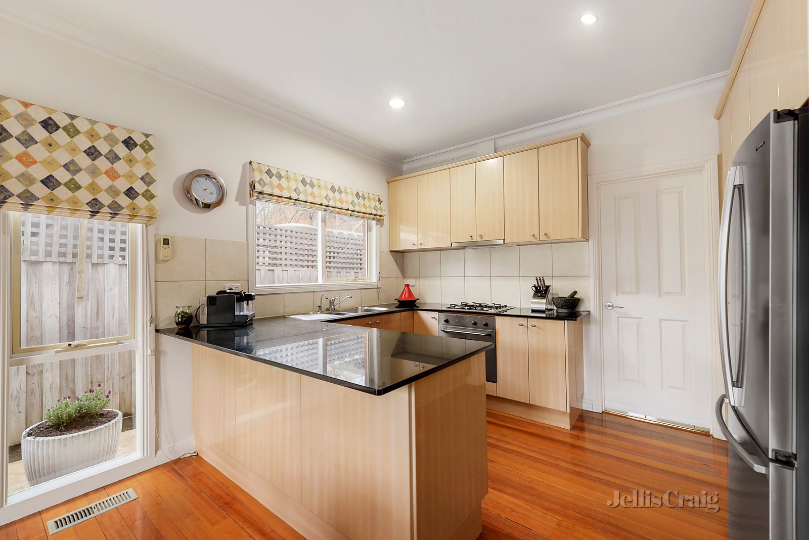 2/2 Pine Way, Doncaster East image 4