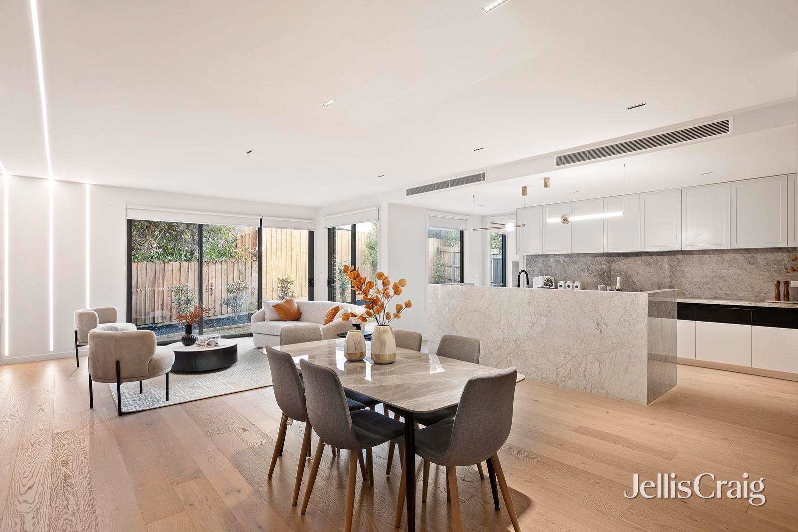 2/2 Randell Court, Doncaster East image 2