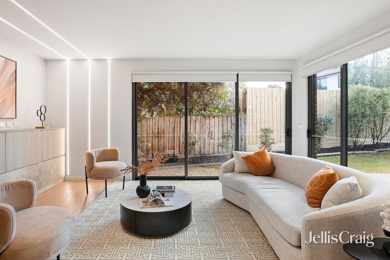 2/2 Randell Court, Doncaster East image 7