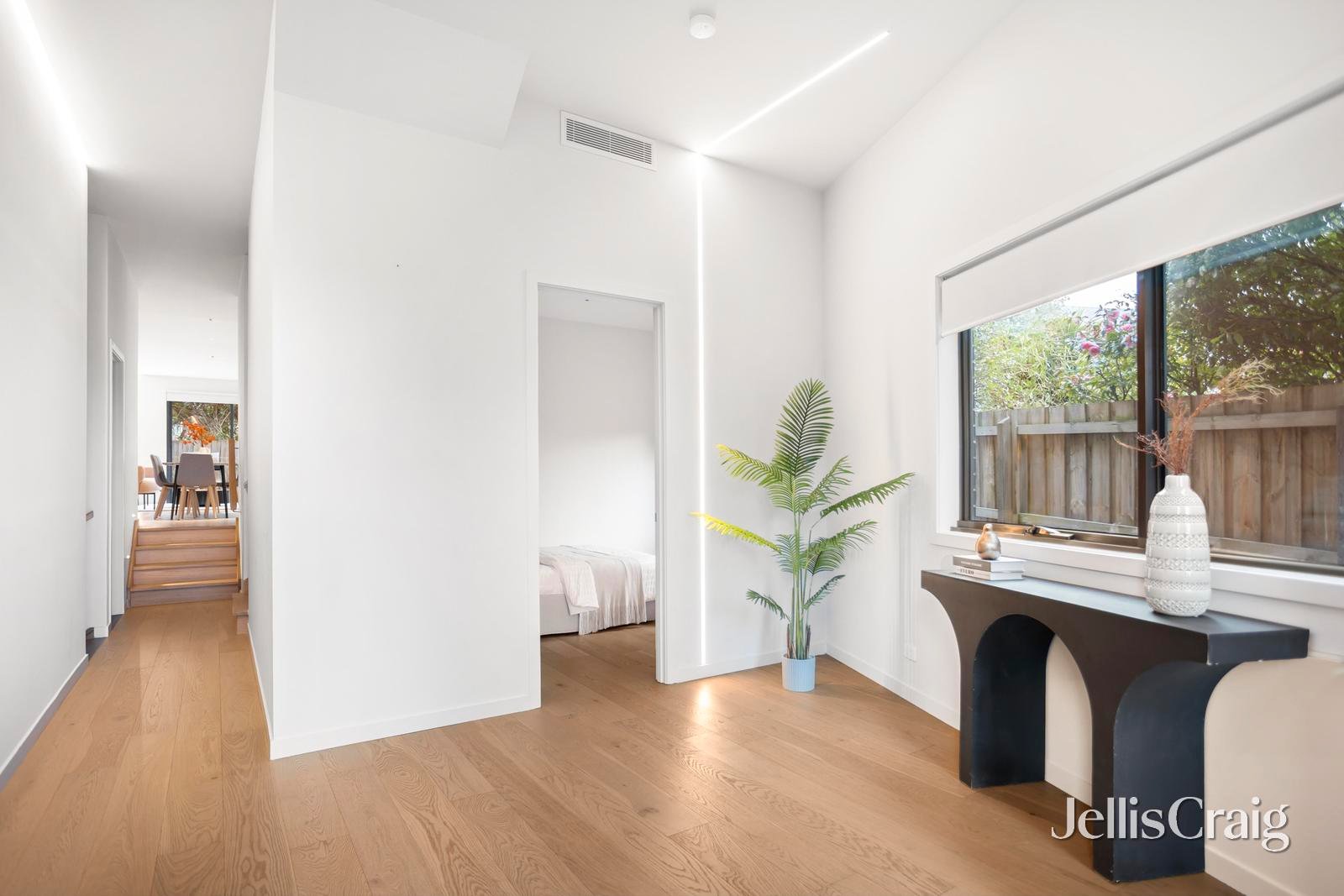 2/2 Randell Court, Doncaster East image 8