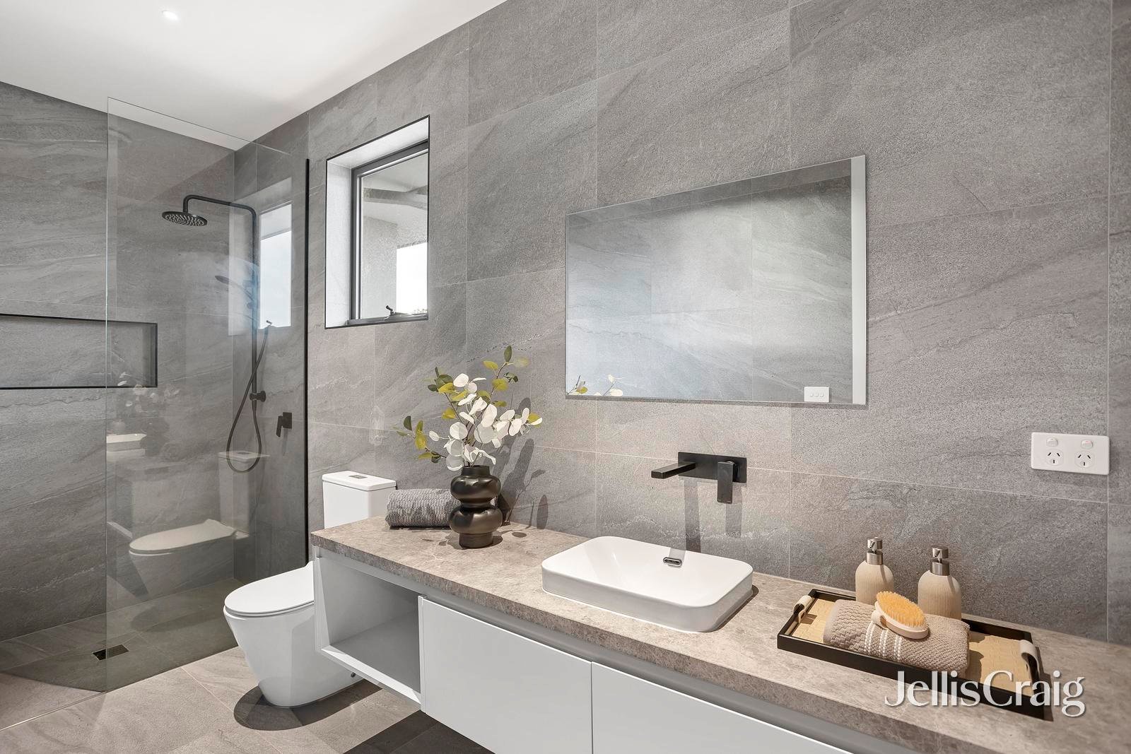 2/2 Randell Court, Doncaster East image 10