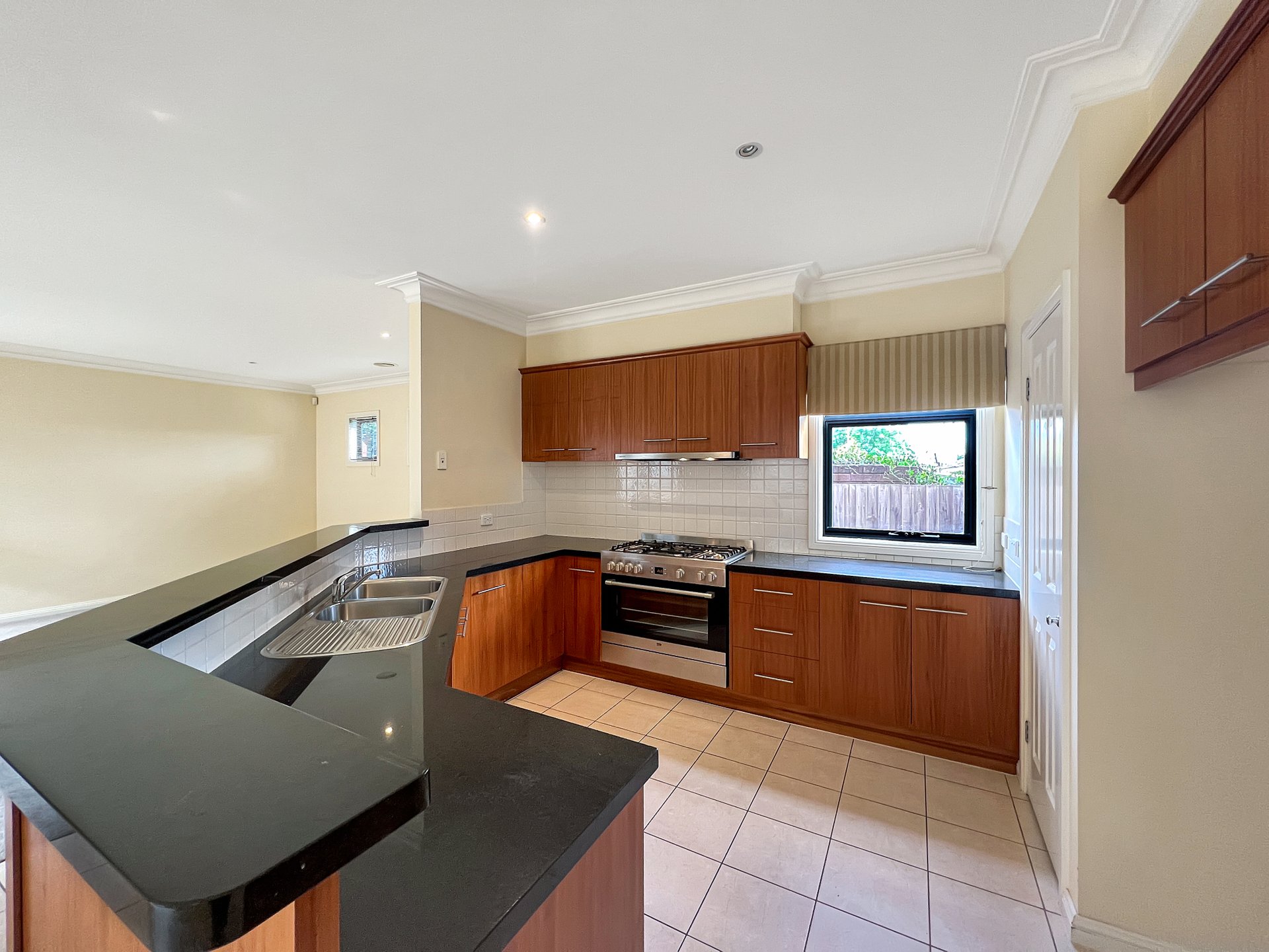 2/2 Stinton Avenue, Newtown image 3