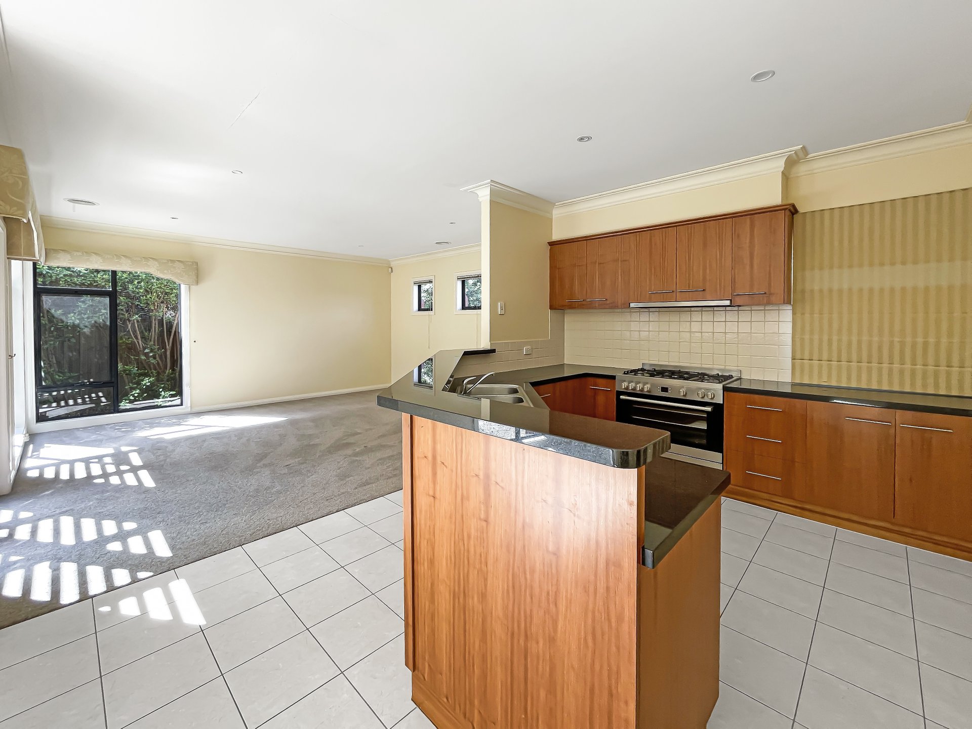 2/2 Stinton Avenue, Newtown image 9