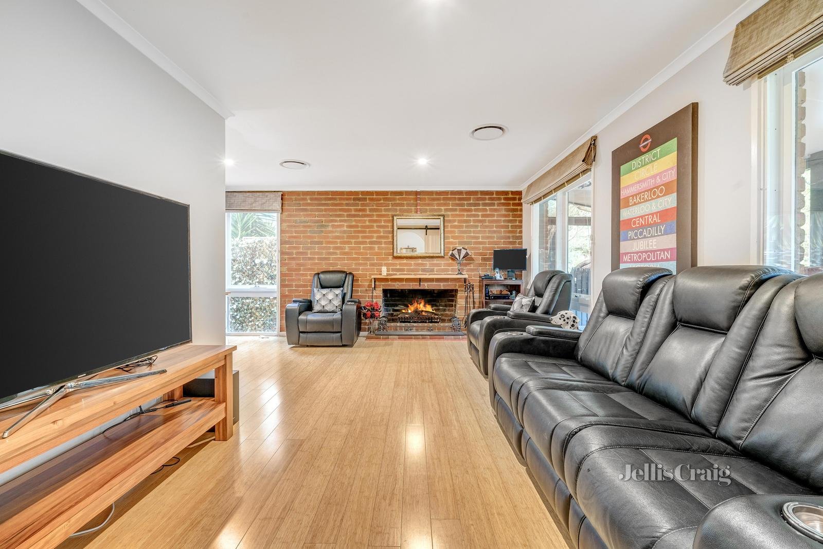 22 Woodland Way, Eltham image 3