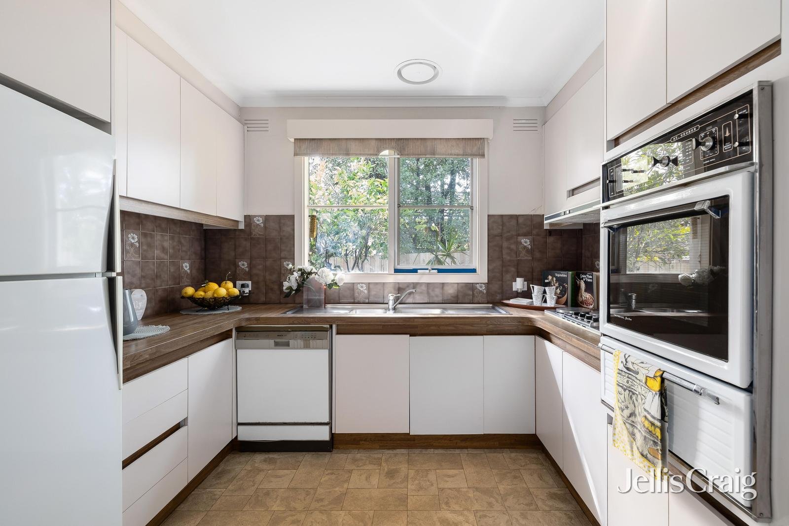 2/20 Clonaig Street, Brighton East image 3