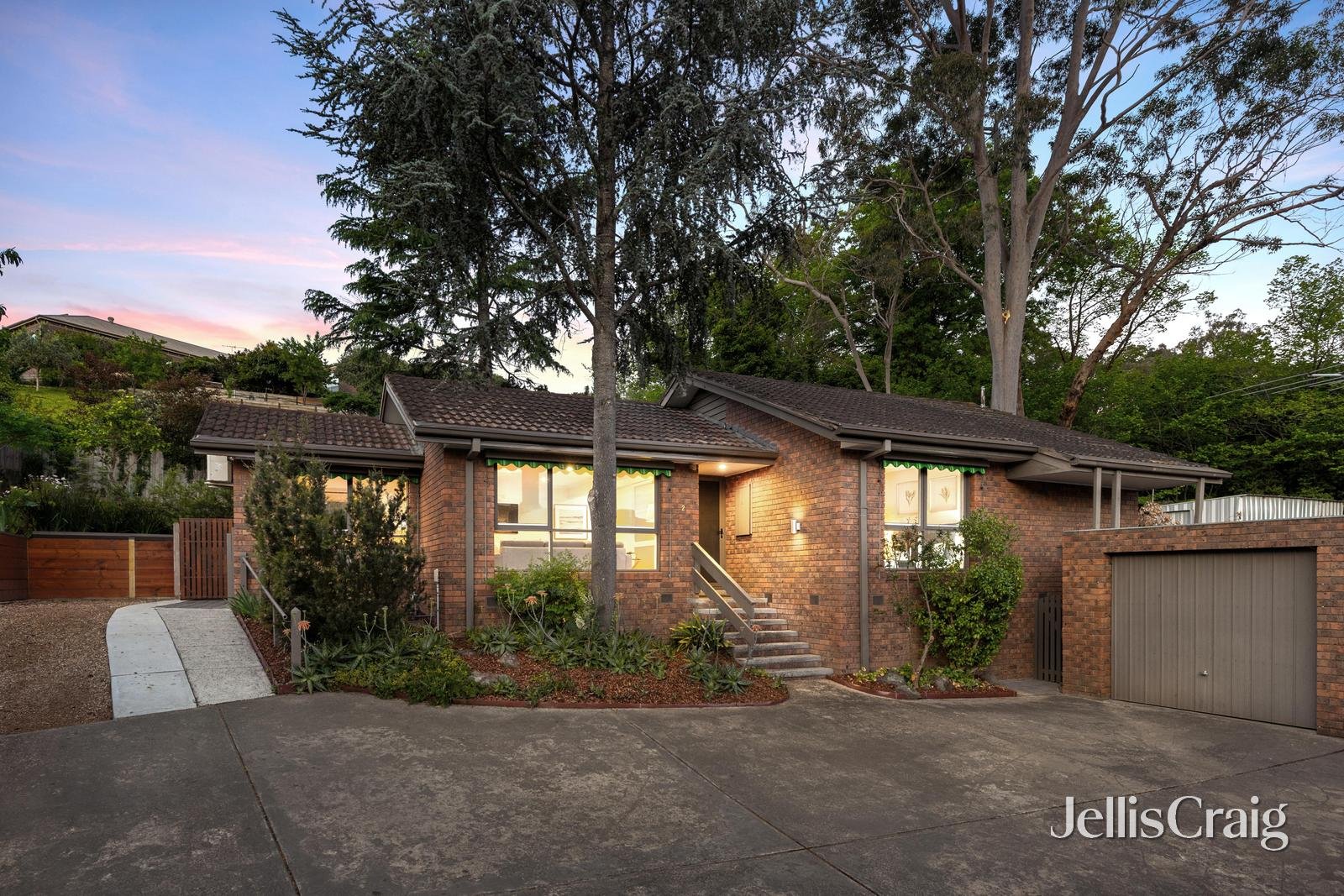 2/20 Greenmeyer Court, Greensborough image 1