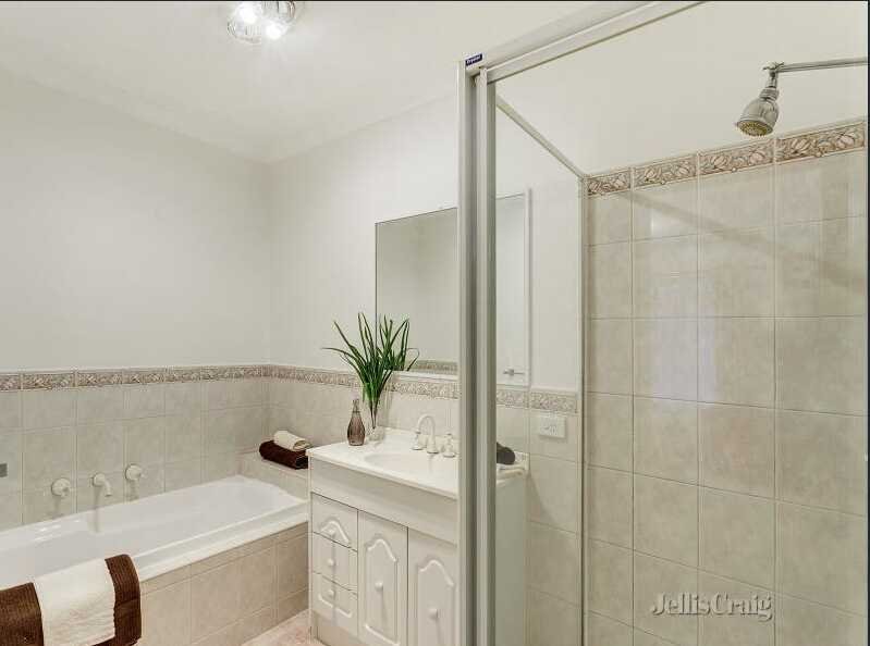 2/20 Meadow Crescent, Mount&nbsp;Waverley image 8