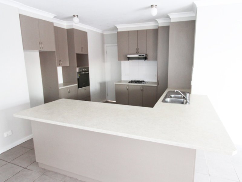 2/20 Smeaton Close, Lara image 2