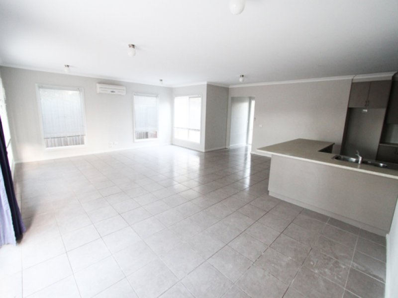 2/20 Smeaton Close, Lara image 3