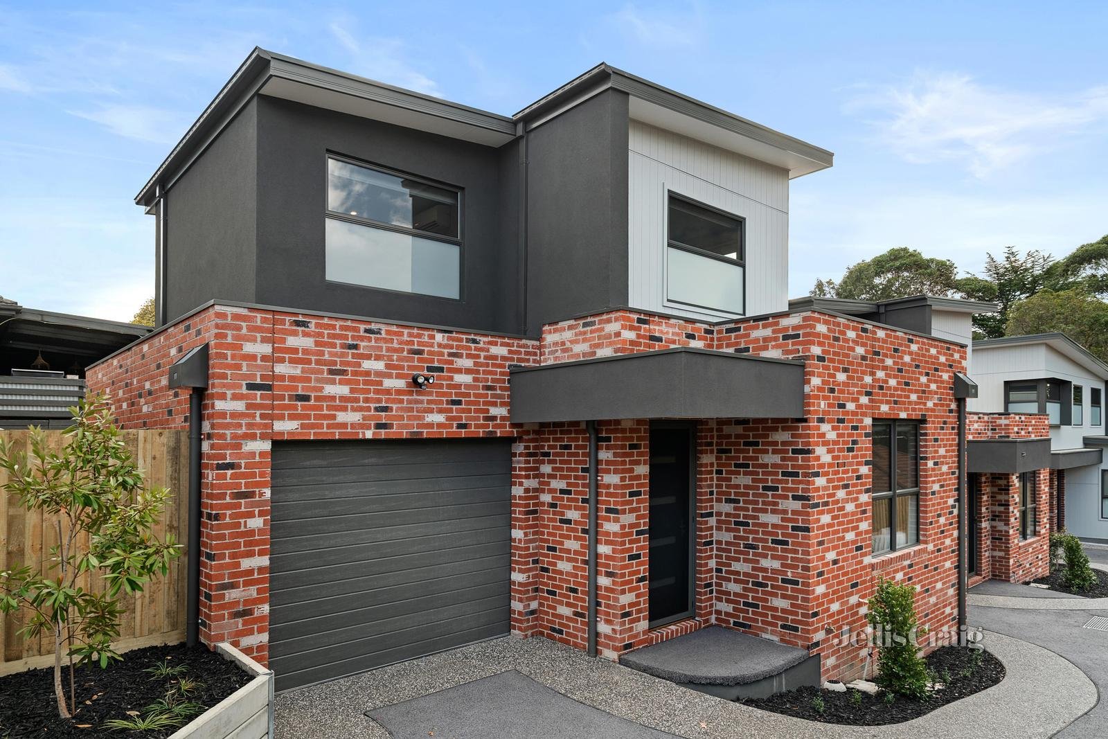 2/203 Nepean Street, Greensborough image 1