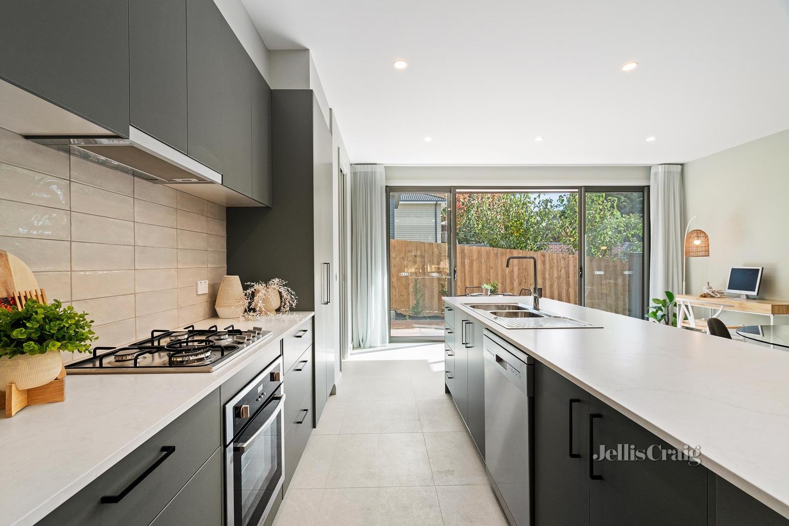 2/203 Nepean Street, Greensborough image 2