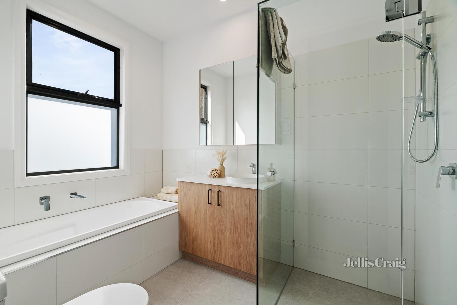 2/203 Nepean Street, Greensborough image 4