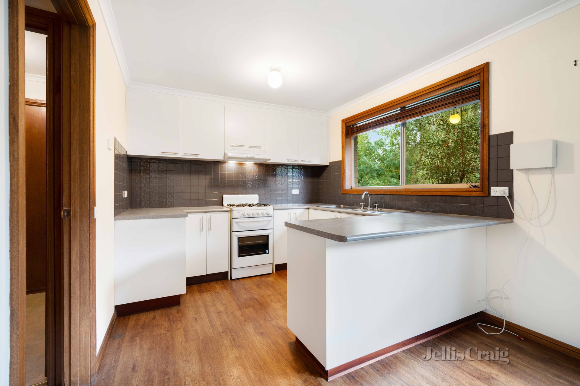 2/204 Larter Street, Golden Point image 5
