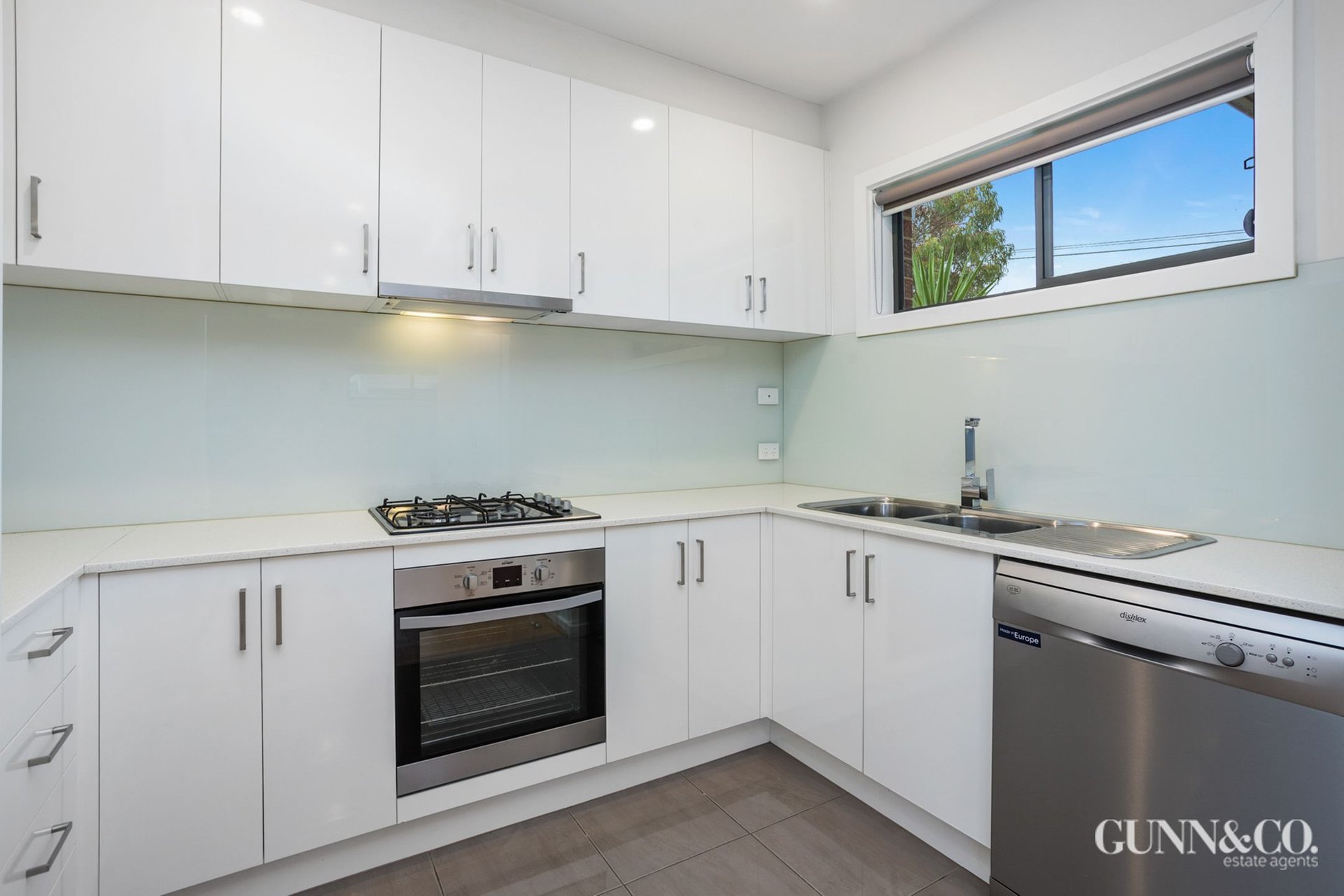 2/206 Queen Street, Altona image 2