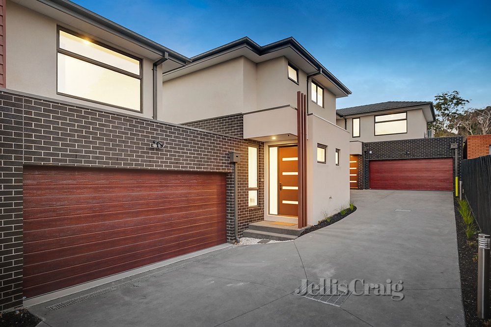 2/21 Banool Quadrant, Doncaster East image 1