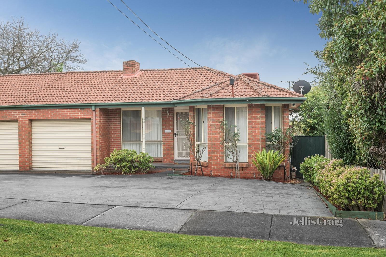 2/21 Clifford Street, Glen Waverley image 1