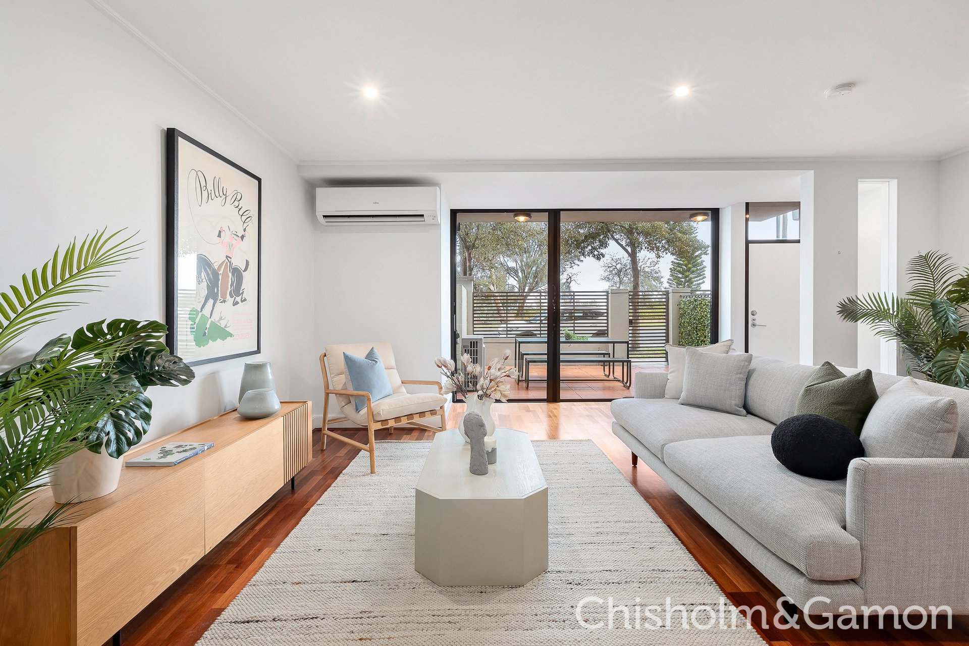 2/21 Marine Parade, St Kilda image 2