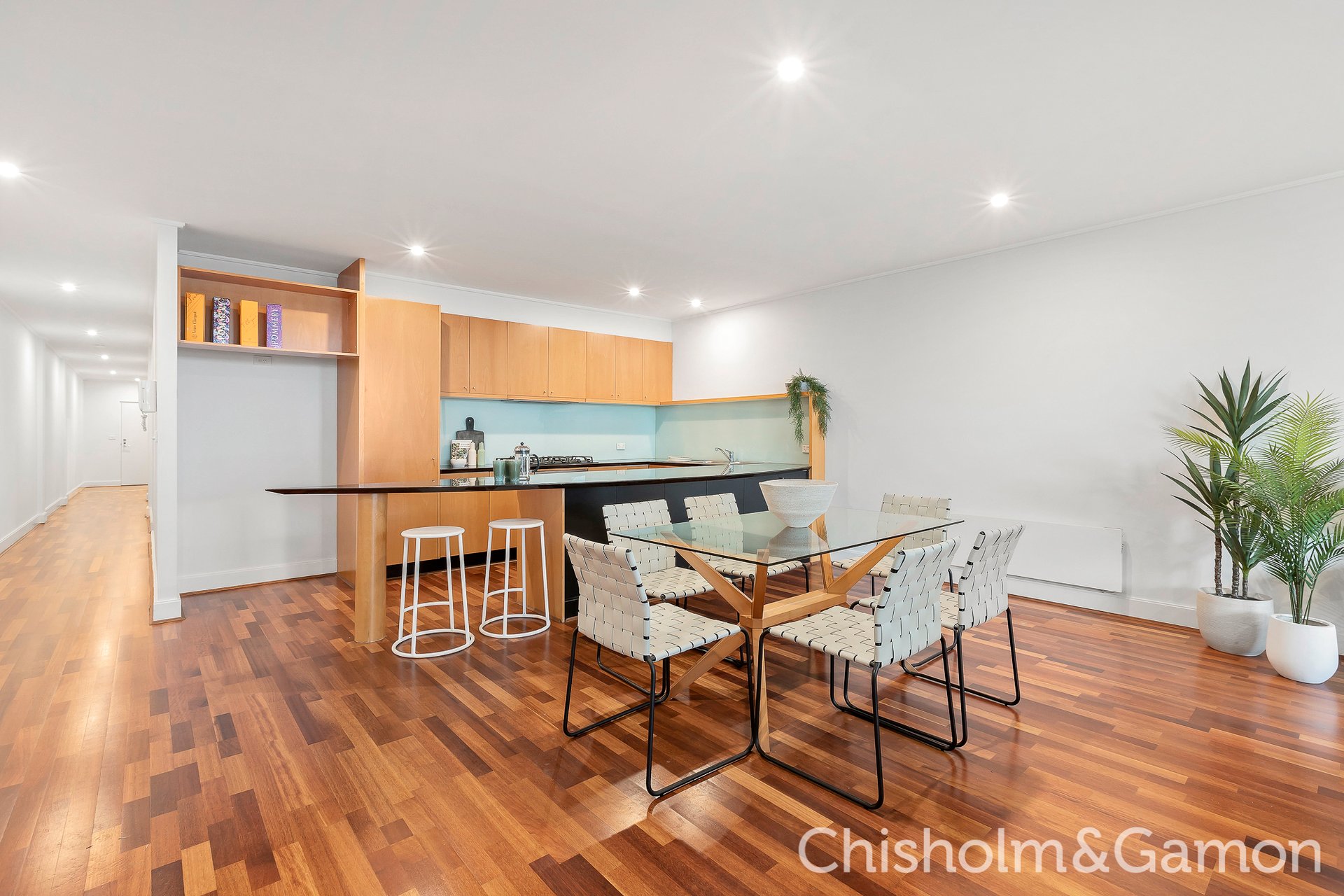 2/21 Marine Parade, St Kilda image 5